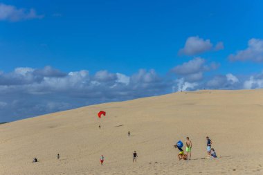 Pilat, Fransa 'nın Kumulu: Pilat, Arcachon Havzası, Nouvelle Aquitaine, Fransa' da insanlar yamaç paraşütü yapıyor.