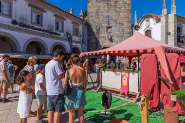 Caminha, Portekiz: Ortaçağ Fuarı canlandırması sırasında Caminha. Caminha Portekiz 'in kuzeyinde bir kasabadır ve turistler arasında çok popülerdir..