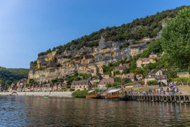 La Roc Gageac; Fransa: Fransa 'nın Dordogne bölgesindeki La Roc Gageac Ortaçağ nehir köyü