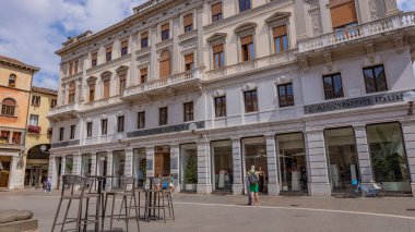 Padua, İtalya: İtalya 'nın Padua kentinde tarihi binalar, süslü cepheleri ve kemerli pencereleri bulunan Padua sokakları