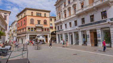 Padua, İtalya: İtalya 'nın Padua kentinde tarihi binalar, süslü cepheleri ve kemerli pencereleri bulunan Padua sokakları