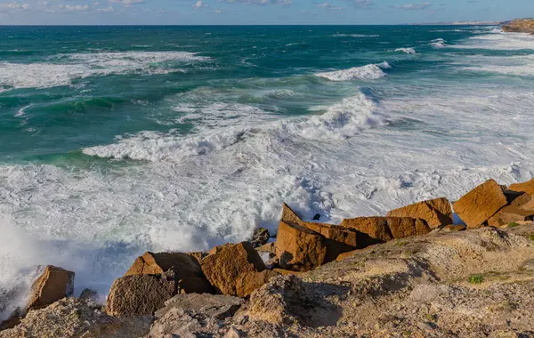 Sintra 'nın sahil manzarası dalgaların kayalık kayalıklara çarpmasıyla Atlantik Okyanusunun doğal güzelliğini gözler önüne seriyor..