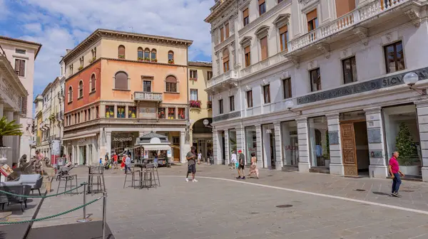 Padua, İtalya: İtalya 'nın Padua kentinde tarihi binalar, süslü cepheleri ve kemerli pencereleri bulunan Padua sokakları