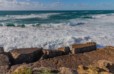 Sintra 'nın sahil manzarası dalgaların kayalık kayalıklara çarpmasıyla Atlantik Okyanusunun doğal güzelliğini gözler önüne seriyor..