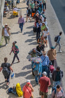 Lizbon, Portekiz: İber Yarımadası kesintisi sırasında kalabalık otobüs durağı ve insanlar uzun kuyruklarda taşımacılık bekliyor.