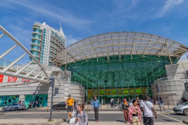 Lizbon, Portekiz: İber Yarımadası kesintisi sırasında kalabalık otobüs durağı ve insanlar uzun kuyruklarda taşımacılık bekliyor.