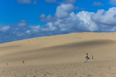 Pilat Kum tepesi, Fransa: Avrupa 'nın en uzun kum tepesi olan Pilat Kumulundaki İnsanlar. La Teste-de-Buch, Arcachon Körfezi, Aquitaine, Fransa