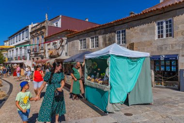 Caminha, Portekiz: Ortaçağ Fuarı canlandırması sırasında Caminha. Caminha Portekiz 'in kuzeyinde bir kasabadır ve turistler arasında çok popülerdir..