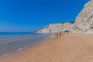 Sicilya, İtalya: İtalya 'nın Sicilya kentindeki Scala dei Turchi plajında (Türklerin Merdivenleri) bazı insanlar