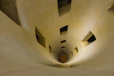 Chambord, Fransa, Chambord Şatosu 'ndaki merdiven boşluğu. Chambord, 1519-1547 yılları arasında I. Francis için bir av sarayı olarak inşa edilen Loire Vadisi 'ndeki en büyük şatodur.