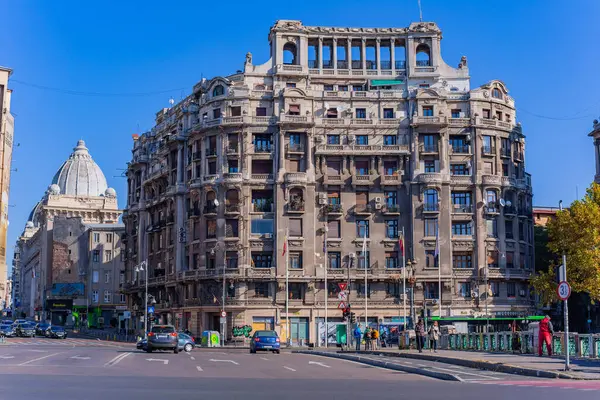 Bükreş, Romanya: Bükreş şehir merkezindeki tarihi bina manzarası. Blocul Adriatica-Trieste, Calea Victoriei caddesinde yer almaktadır.
