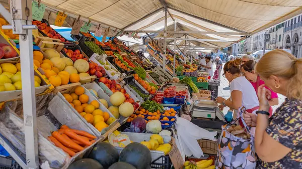 Padova, İtalya. Padova 'daki Erbe Meydanı' ndaki sebze pazarı (Piazza Delle Erbe).