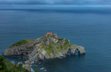 San Juan de Gaztelugatxe, İspanya 'nın başkenti Bermeo' da bulunan bir köprü ile anakaraya bağlanan Vaftizci Yahya 'ya adanmış bir kilise..
