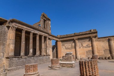 İtalya, Napoli yakınlarındaki Pompei harabeleri. Pompeii, Vezüv patlamasından ölen antik bir Roma şehridir. Pompeii 'de terk edilmiş tarihi mimari.