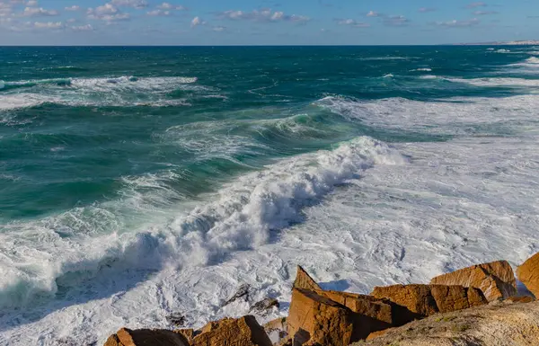 Sintra 'nın sahil manzarası dalgaların kayalık kayalıklara çarpmasıyla Atlantik Okyanusunun doğal güzelliğini gözler önüne seriyor..