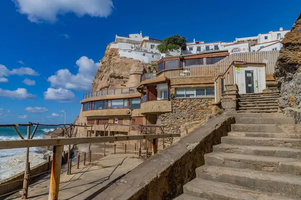 Sintra, Portekiz: Azenhas 'taki kayalıklar açık mavi gökyüzünün altında deniz köpüğüyle uçuyor.