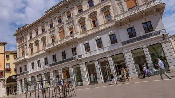 Padua, İtalya: İtalya 'nın Padua kentinde tarihi binalar, süslü cepheleri ve kemerli pencereleri bulunan Padua sokakları