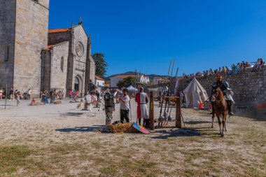 Caminha, Portekiz: Ortaçağ Fuarı canlandırması sırasında Caminha. Caminha Portekiz 'in kuzeyinde bir kasabadır ve turistler arasında çok popülerdir..