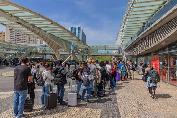 Lizbon, Portekiz: İber Yarımadası kesintisi sırasında kalabalık otobüs durağı ve insanlar uzun kuyruklarda taşımacılık bekliyor.