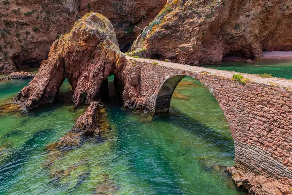 Köprüden Fort John Baptist 'e, Berlenga adasında, Peniche yakınlarında. Portekiz