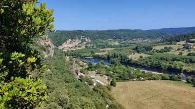 Dordogne, Fransa 'daki La Roque Gageac Köyü. Marqueyssac Bahçeleri' nden.