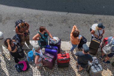 Lizbon, Portekiz: İber Yarımadası kesintisi sırasında kalabalık otobüs durağı ve insanlar uzun kuyruklarda taşımacılık bekliyor.