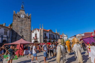 Caminha, Portekiz: Ortaçağ Fuarı canlandırması sırasında Caminha. Caminha Portekiz 'in kuzeyinde bir kasabadır ve turistler arasında çok popülerdir..