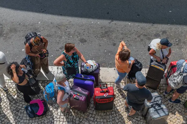 Lizbon, Portekiz: İber Yarımadası kesintisi sırasında kalabalık otobüs durağı ve insanlar uzun kuyruklarda taşımacılık bekliyor.