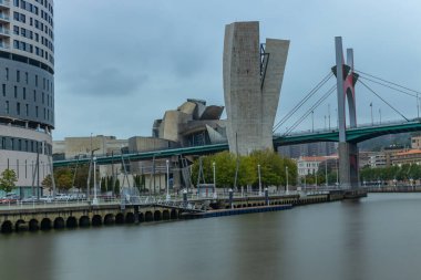 Bilbao, İspanya: Guggenheim Müzesi, Kanadalı-Amerikalı mimar Frank Gehry tarafından tasarlanan modern ve çağdaş sanat müzesidir..