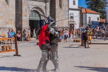 Caminha, Portekiz: Ortaçağ Fuarı canlandırması sırasında Caminha. Caminha Portekiz 'in kuzeyinde bir kasabadır ve turistler arasında çok popülerdir..