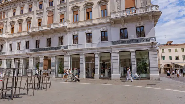 Padua, İtalya: İtalya 'nın Padua kentinde tarihi binalar, süslü cepheleri ve kemerli pencereleri bulunan Padua sokakları