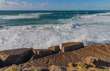 Sintra 'nın sahil manzarası dalgaların kayalık kayalıklara çarpmasıyla Atlantik Okyanusunun doğal güzelliğini gözler önüne seriyor..