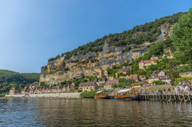 La Roc Gageac; Fransa: Fransa 'nın Dordogne bölgesindeki La Roc Gageac Ortaçağ nehir köyü