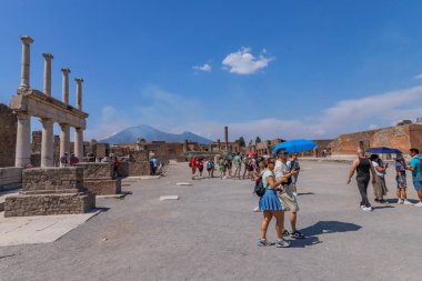 Pompei, İtalya: bir şehrin kalıntıları. Pompeii, M.S. 79 yılında Vesuvius Dağı 'nın patlaması sonucu ölen antik bir Roma şehridir..