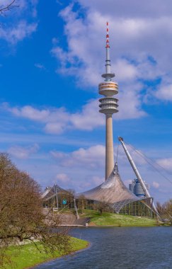 Münih, Almanya: Olimpiyat Parkı (Olympic Park), Olimpiyat Gölü (Olympic Lake) ve Olimpiyat Kulesi (Olympic Tower) Münih, Bavyera, Almanya, Avrupa