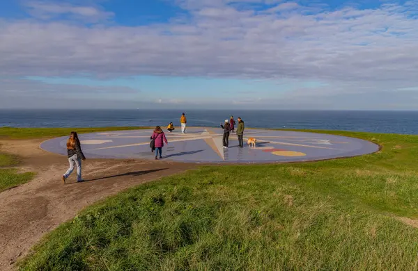 La Coruna, İspanya: Herkül Kulesi yakınlarındaki büyük bir pusula gülü içeren kıyı manzarası