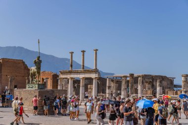 Pompei, İtalya: bir şehrin kalıntıları. Pompeii, M.S. 79 yılında Vesuvius Dağı 'nın patlaması sonucu ölen antik bir Roma şehridir..