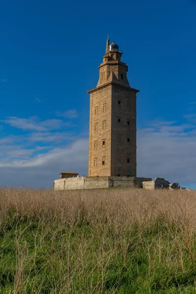 Coruna, İspanya: Herkül Kulesi 'ndeki insanlar, halen A Coruna, Galiçya, İspanya denizcilik sinyalleri için kullanılan Roma deniz fenerini tamamen korumuştur.