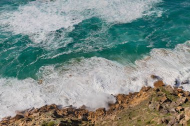 Sintra 'nın sahil manzarası dalgaların kayalık kayalıklara çarpmasıyla Atlantik Okyanusunun doğal güzelliğini gözler önüne seriyor..