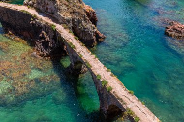 Köprüden Fort John Baptist 'e, Berlenga adasında, Peniche yakınlarında. Portekiz