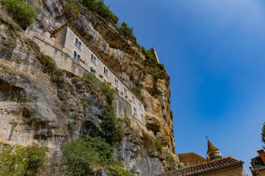 Fransa 'nın Rocamadour kentindeki kayalıklara gömülü dini bina.