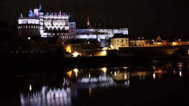 Fransa 'nın Loire Vadisi' ndeki Amboise kalesinin gece manzarası. 