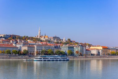 Budapeşte, Macaristan: Budapeşte 'deki Castle Hill manzarası Tuna Nehri, tarihi binalar ve Matthias Kilisesi' nin kulesi