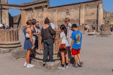 Pompei, İtalya: Pompei harabelerindeki insanlar MS 79 'da Vesuvius Dağı' nın patlaması sonucu ölen antik bir Roma şehridir..