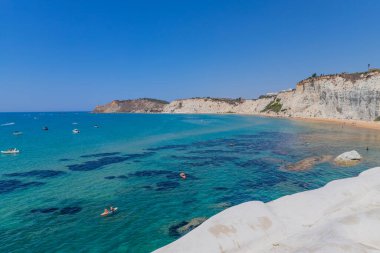 Sicilya, İtalya: İtalya 'nın Sicilya kentindeki Scala dei Turchi plajında (Türklerin Merdivenleri) bazı insanlar