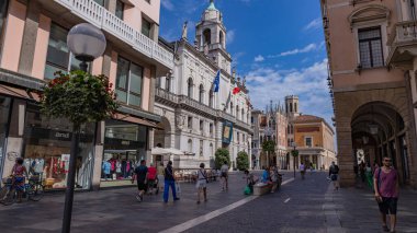 Padua, İtalya: İtalya 'nın Padua kentinde tarihi binalar, süslü cepheleri ve kemerli pencereleri bulunan Padua sokakları