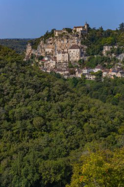 Alzou kanyonundaki ortaçağ Rocamadour kasabası bir uçurumun kenarında, Fransa 'nın Lut şehrinde üst üste yükseliyor.