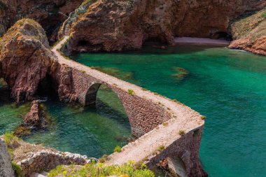 Köprüden Fort John Baptist 'e, Berlenga adasında, Peniche yakınlarında. Portekiz