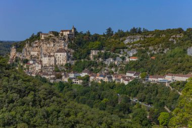 Alzou kanyonundaki ortaçağ Rocamadour kasabası bir uçurumun kenarında, Fransa 'nın Lut şehrinde üst üste yükseliyor.