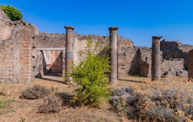 İtalya, Napoli yakınlarındaki Pompei harabeleri. Pompeii, Vezüv patlamasından ölen antik bir Roma şehridir. Pompeii 'de terk edilmiş tarihi mimari.
